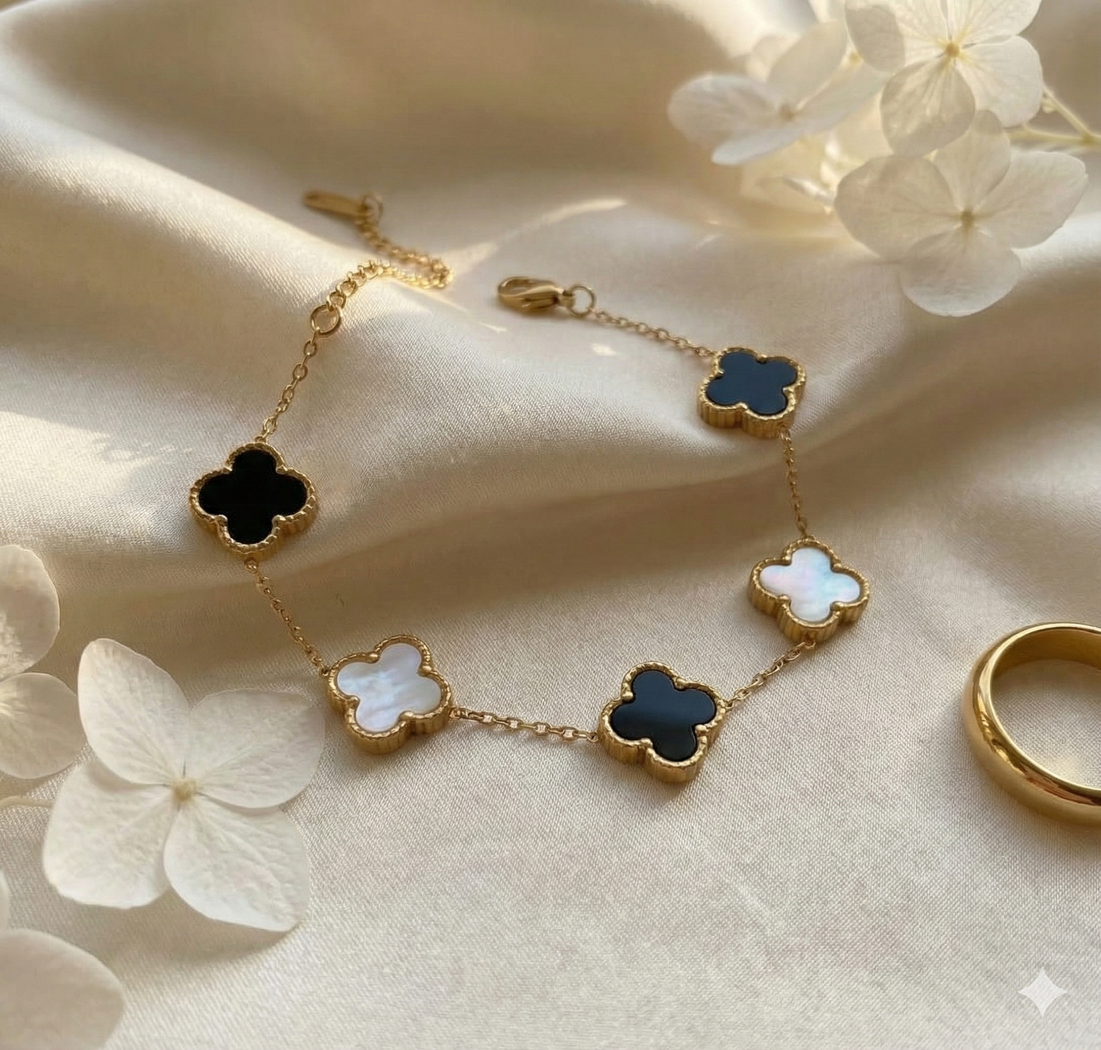 Stainless Steel Gold Plated White And Black Clover Anti Tarnish Bracelet