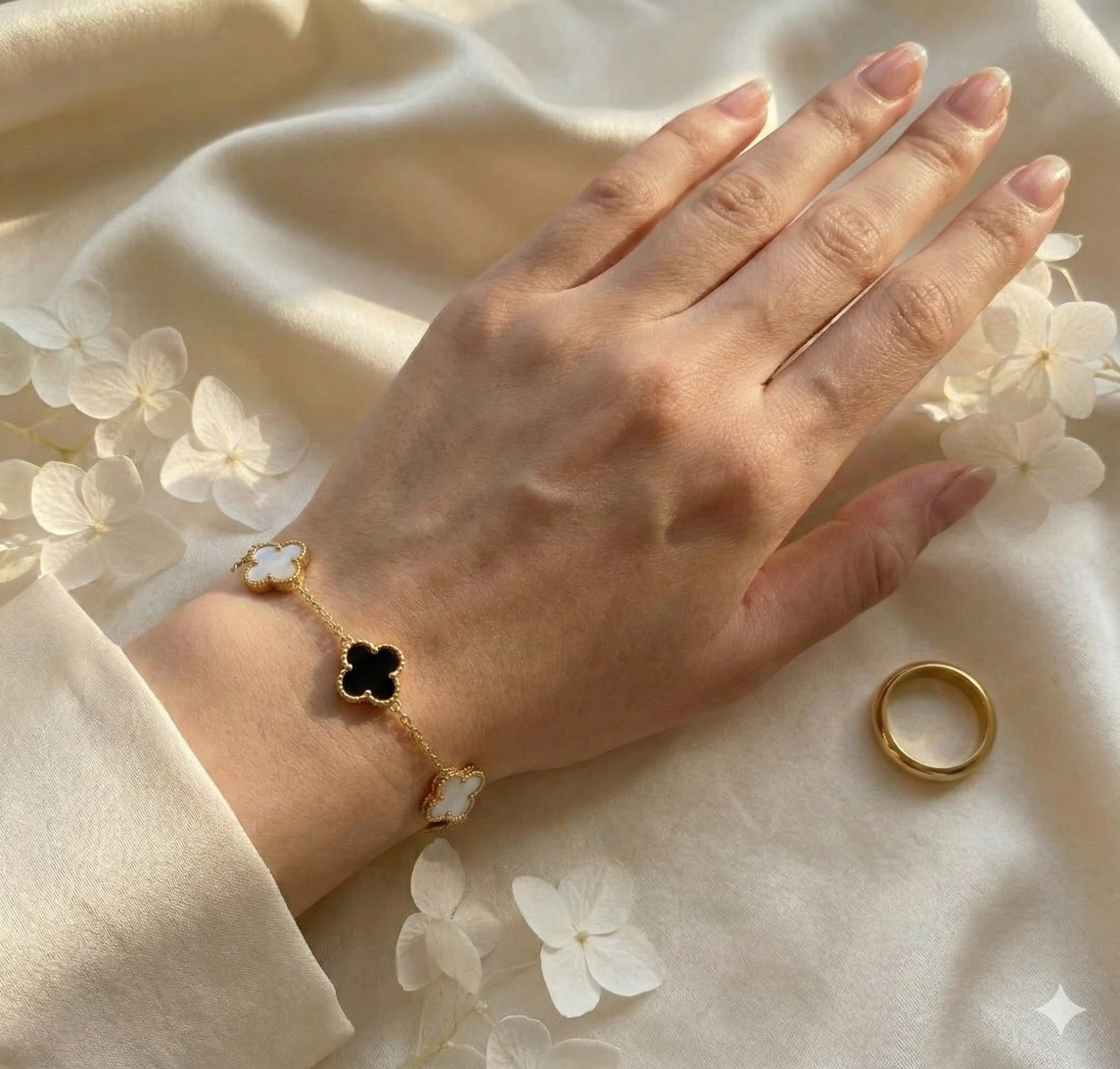 Stainless Steel Gold Plated White And Black Clover Anti Tarnish Bracelet - Image 3