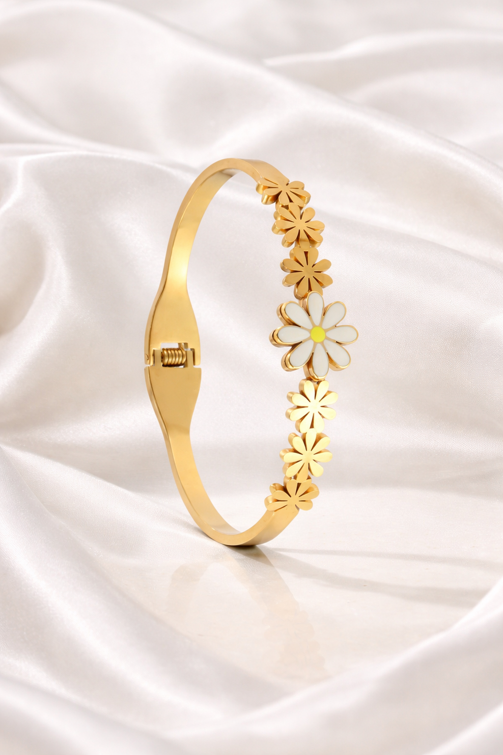 Anti Tarnish Gold Daisy Flower Bracelet for Women | Stylish Floral Jewellery